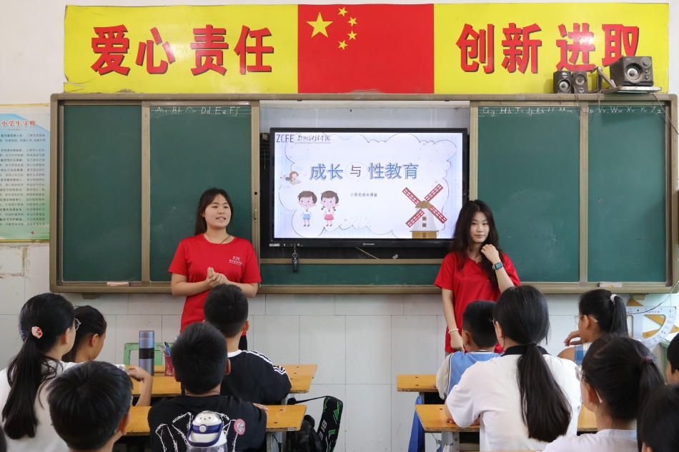 图为实践队员和学生互动.jpg
