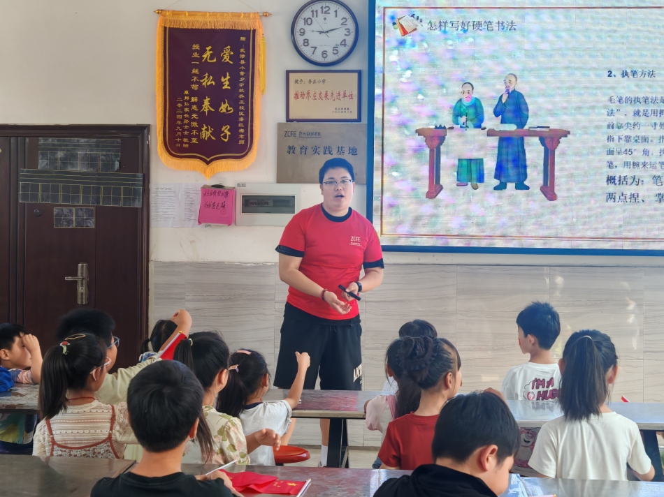 图为实践队员指导学生上课 (2).jpg